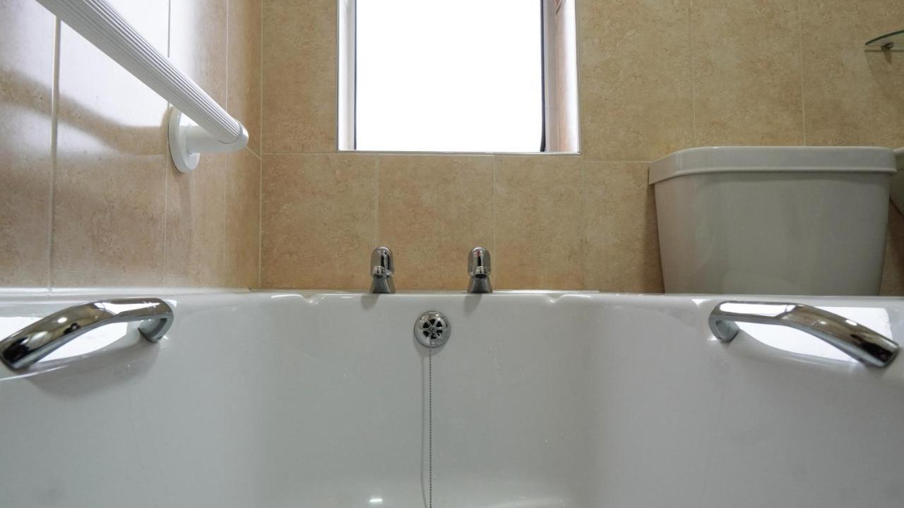 Portobello House - Four Bedroom House Perfect For Contractors - Sleeps 6 - Free Parking ウォルヴァーハンプトン エクステリア 写真